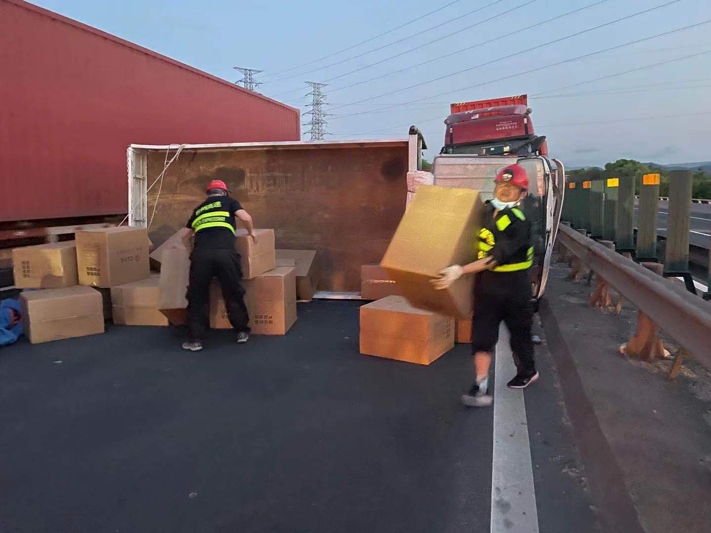 1649838906156349.jpg 小貨車側翻,施救人員卸貨2.jpg