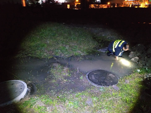 20181218 堅(jiān)持不懈找水閘 不畏困難挽損失_副本.jpg